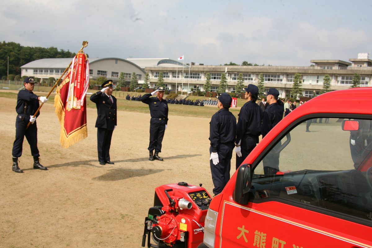 ポンプ操法点検を受ける消防団員たち