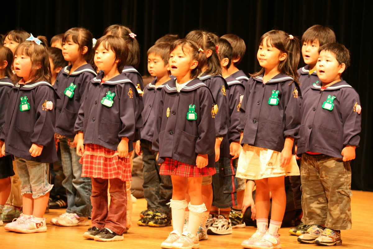 ステージで群読を披露する大野幼稚園の子どもたち