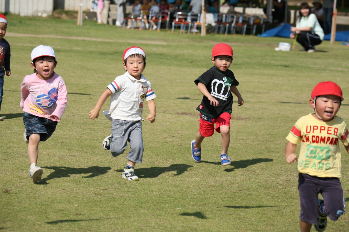 「徒競争」一生懸命に走る子どもたち