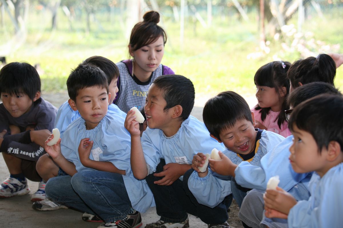 美味しいナシを食べて笑顔がこぼれます