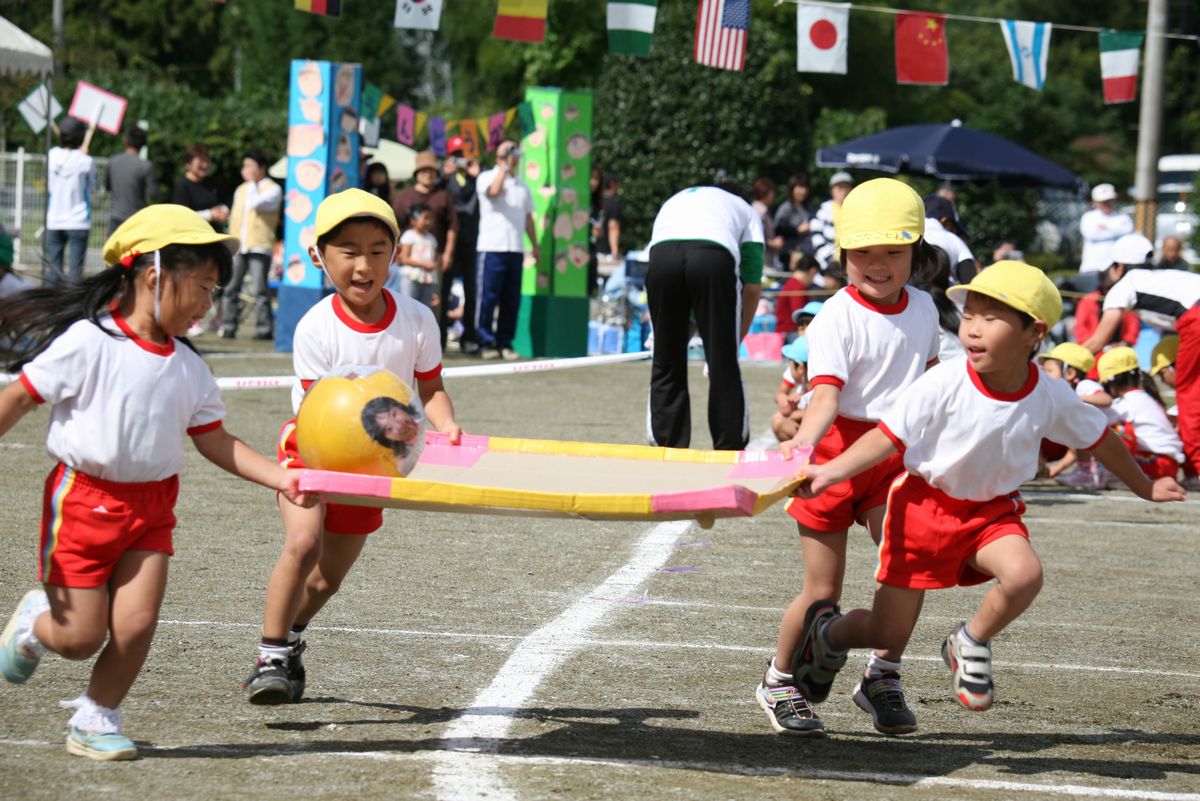 お父さんお母さん、地域の方の声援の中を駆け抜ける子どもたち