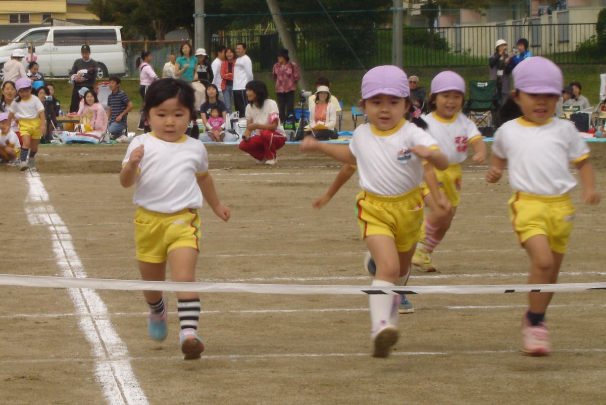 「よーい・どん！」ゴールを目指し全力疾走する年少組の園児たち