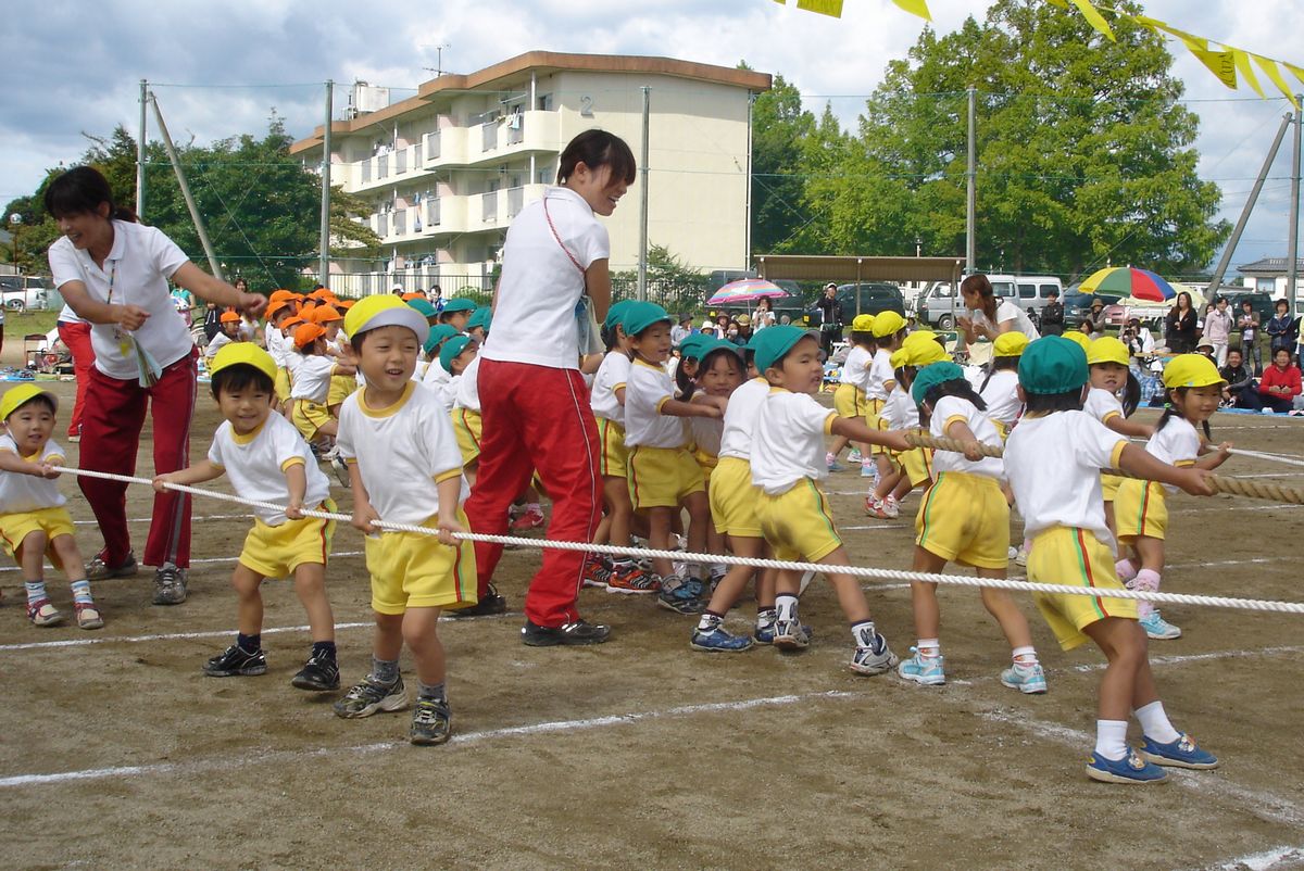 「つな引き」大きな掛け声をかけ合って力いっぱい綱を引っ張る園児たち