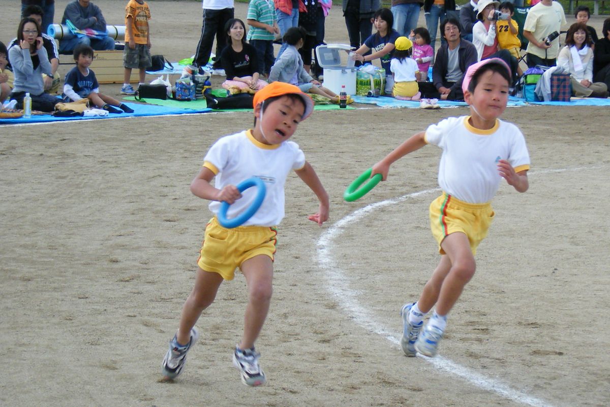 「リレー」会場からの大歓声の中を駆け抜ける園児たち