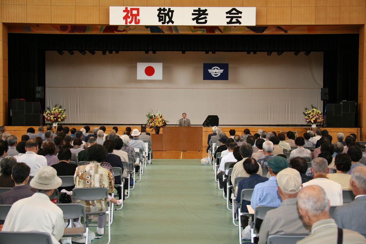 「皆さまが積み上げてこられた貴重な知識や経験は、私たちみんなの財産です。これからもご指導ください。」と式辞を述べた渡辺町長