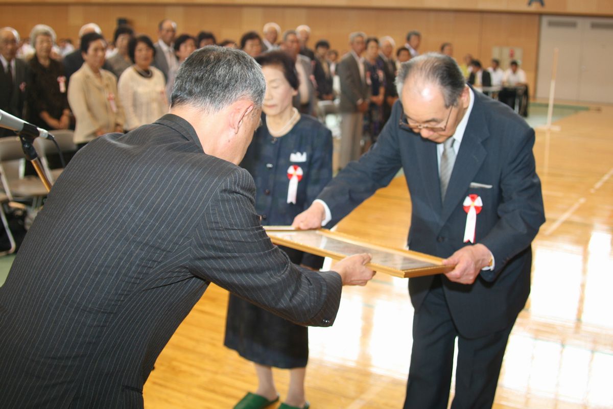 表彰状を受け取る「しあわせ金婚夫婦」代表の夫妻