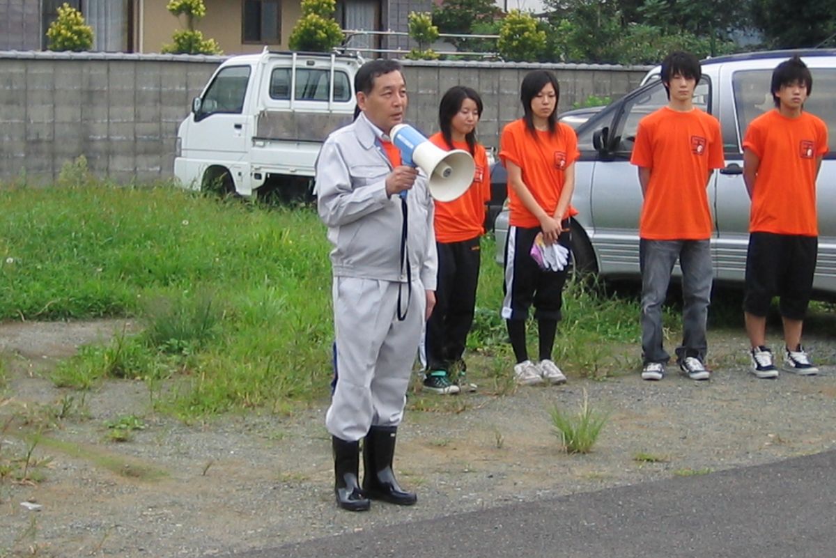 清掃開始前の出発式であいさつをする渡辺町長