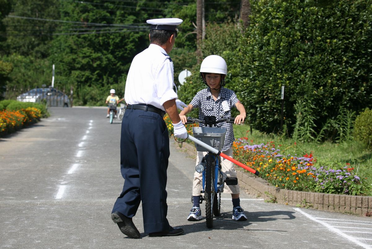 交差点で安全確認の指導を受ける児童