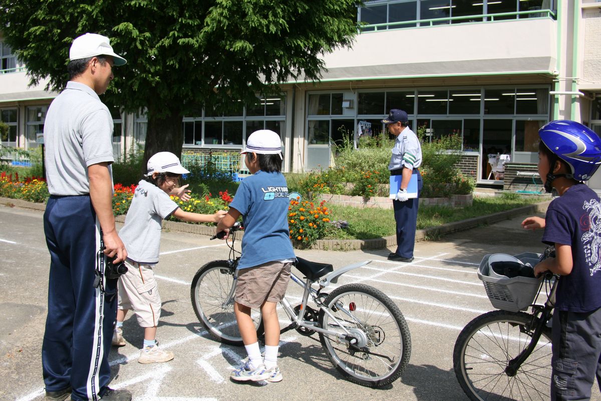 真剣な表情で自転車を操り交通ルールをマスターする児童ら