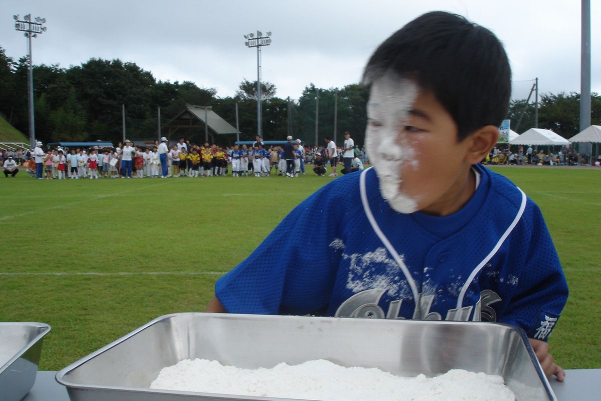 顔中粉だらけになった小学生男子