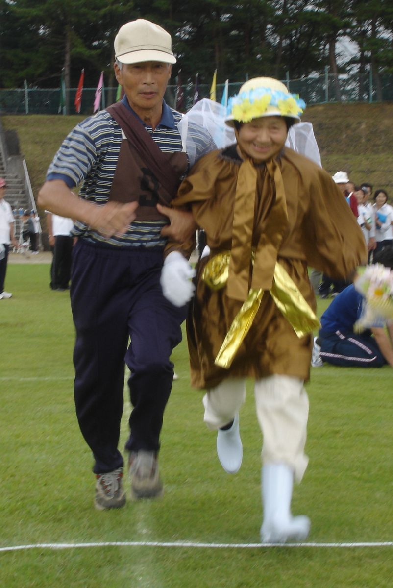 「ファッションショー」仲良く腕を組んでゴールする二人