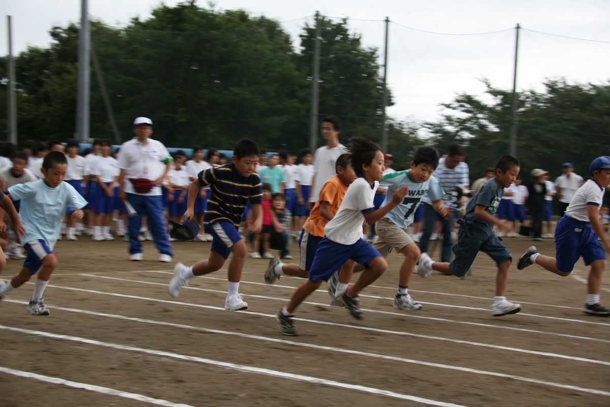 「100ｍ走」駆け抜ける小学生男子