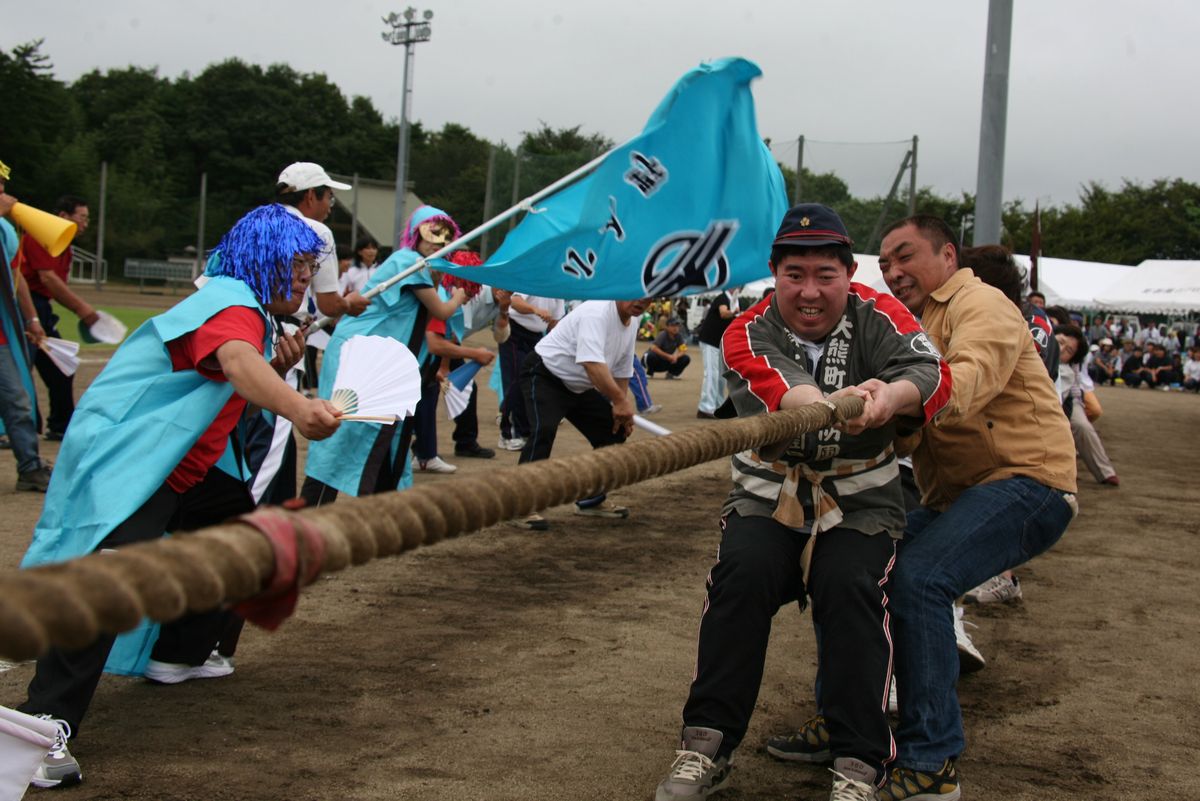 「綱引き決勝」どちらのチームも必死に縄を引きます。小入野地区の応援は応援賞を獲得しました