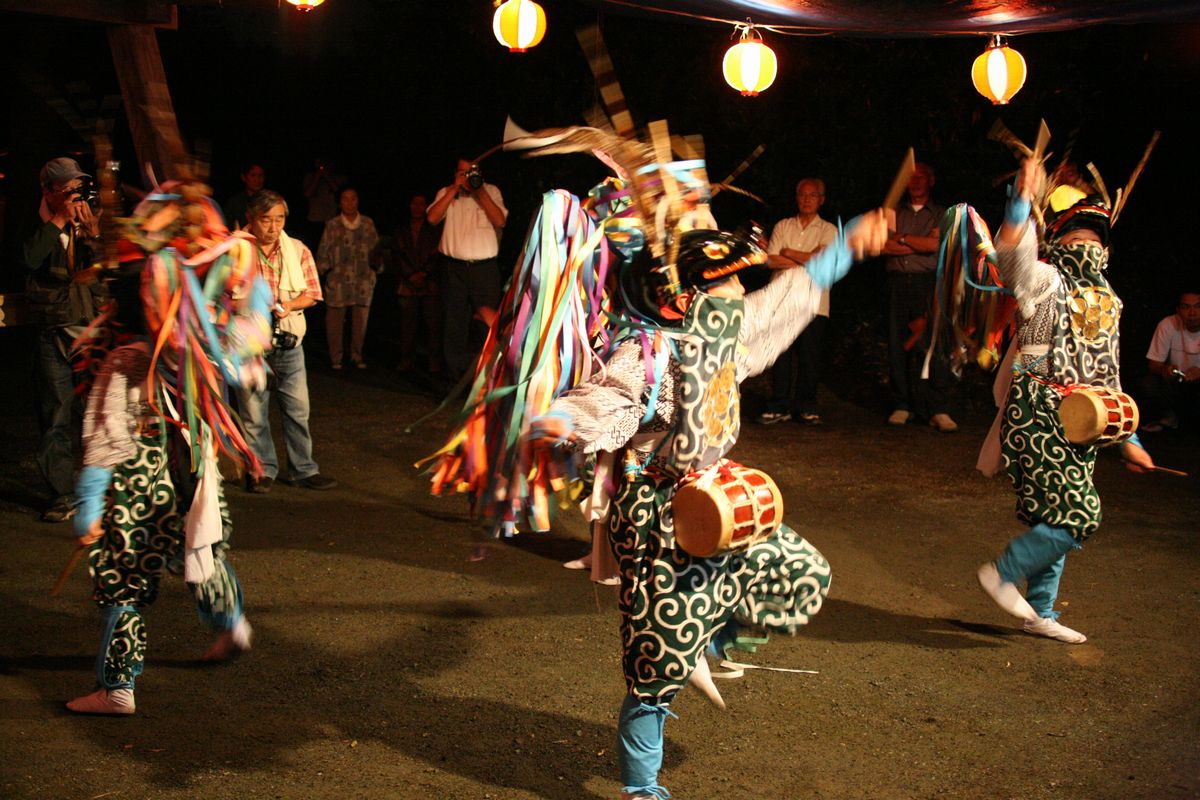 鹿舞が行われた夜の境内は、神秘的で厳かな雰囲気に包まれました