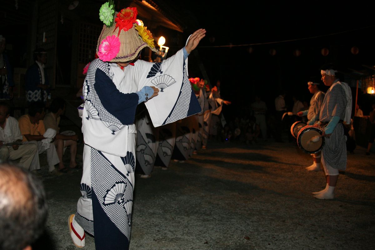 色鮮やかな花笠をかぶり踊る保存会の女性たち