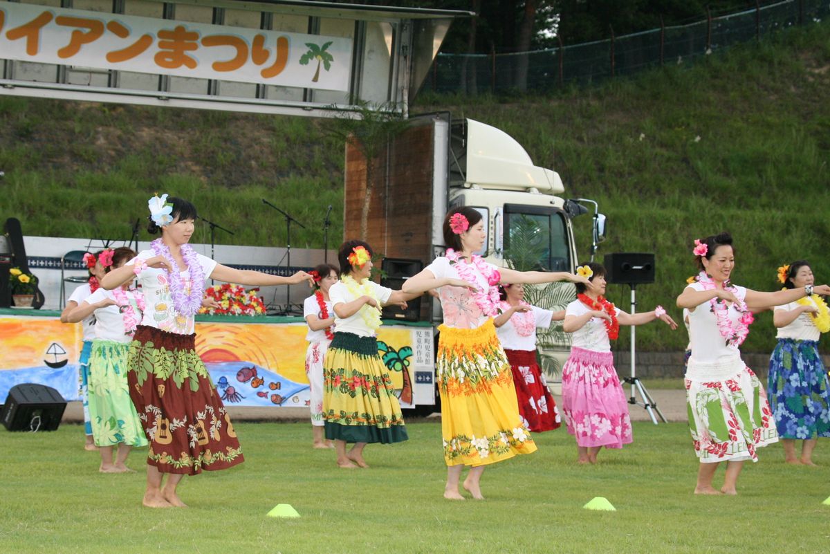 日頃の練習の成果を発揮しハワイアンダンスを披露した皆さん