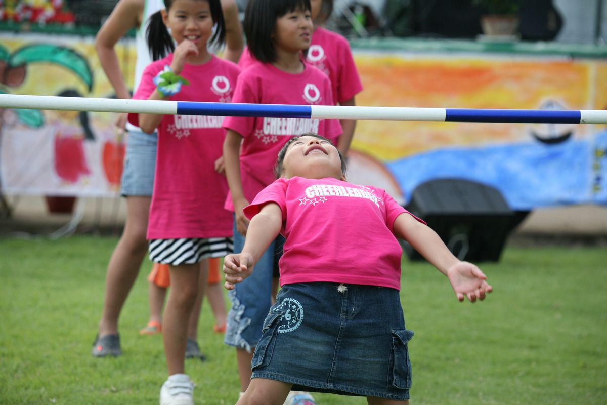 リンボーダンスコンテストに挑戦する子どもたち