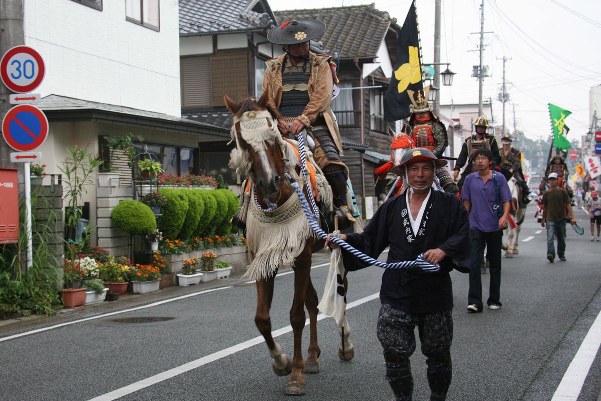 凱旋し駅前通りなどを歩く騎馬武者たち