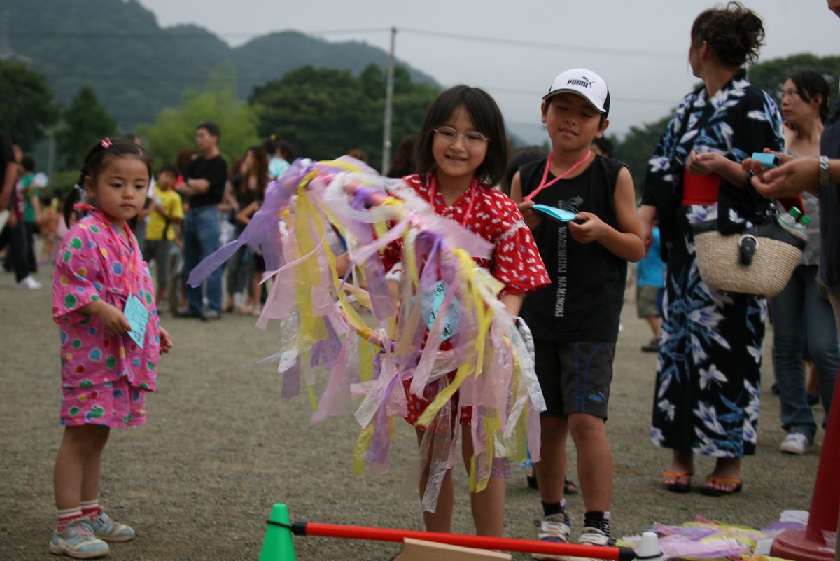 輪投げに挑戦する園児