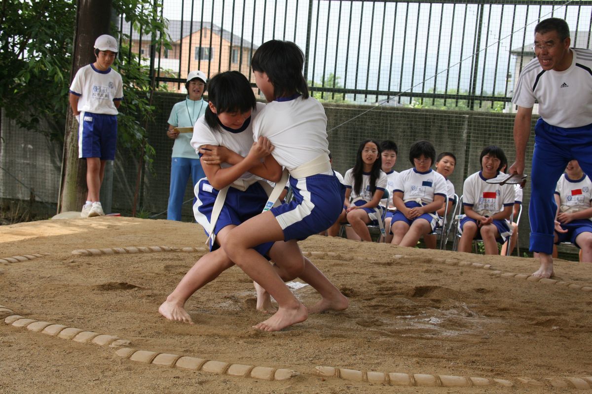 思わず力が入る熱戦を繰り広げる児童