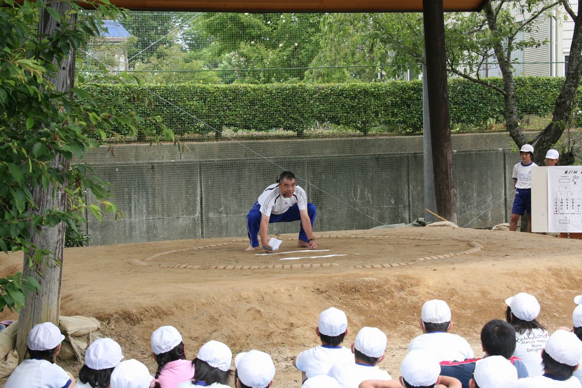 土俵への入り方などを説明する大熊町体育協会の方