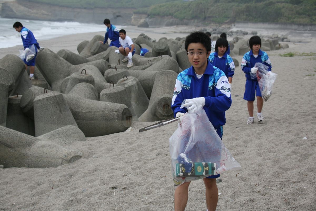 熊川海水浴場の海開きを前に、海岸を気持ちよく利用してもらおうと隅々まで丁寧に清掃する生徒たち