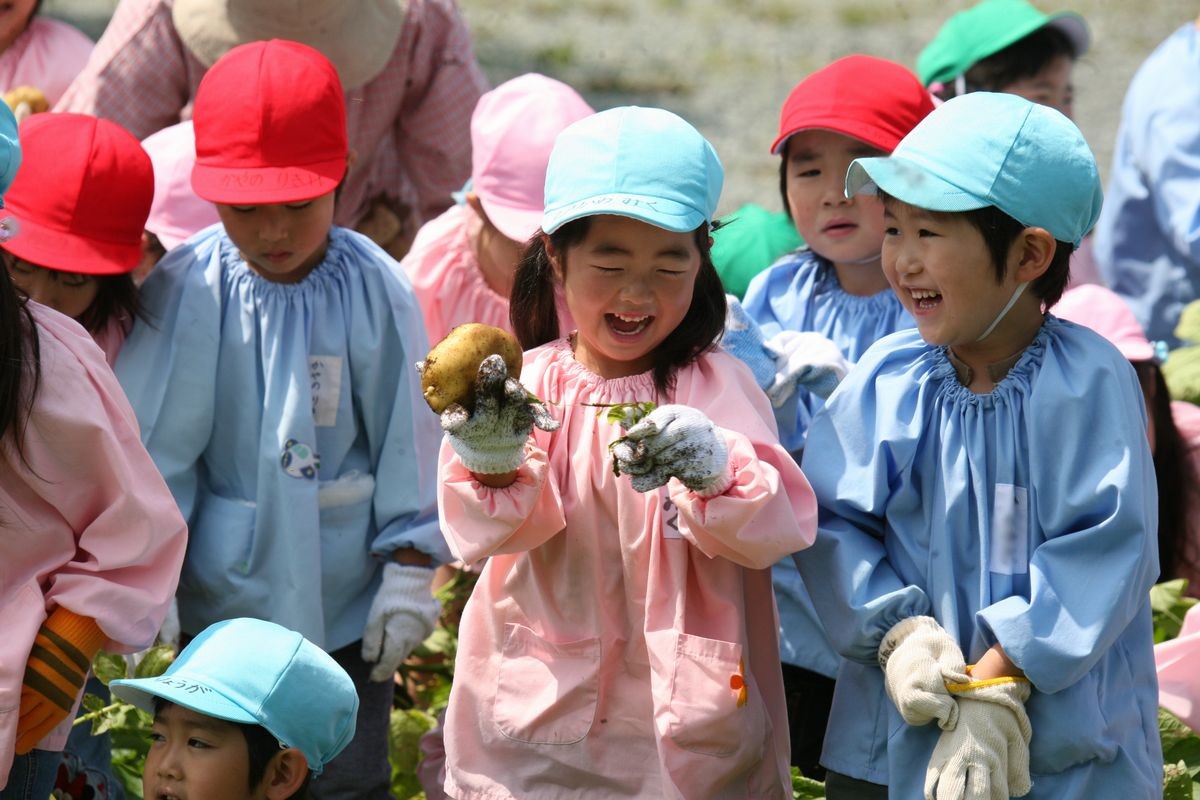 おおきなジャガイモが採れて嬉しそうな園児