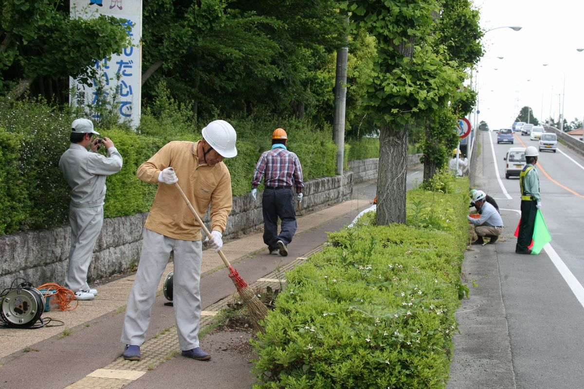 奉仕作業には、協会加盟の20社から50人が参加しました