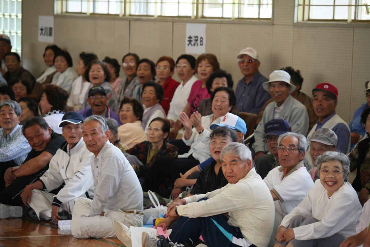 各地区の応援席も笑顔が溢れにぎやかな雰囲気