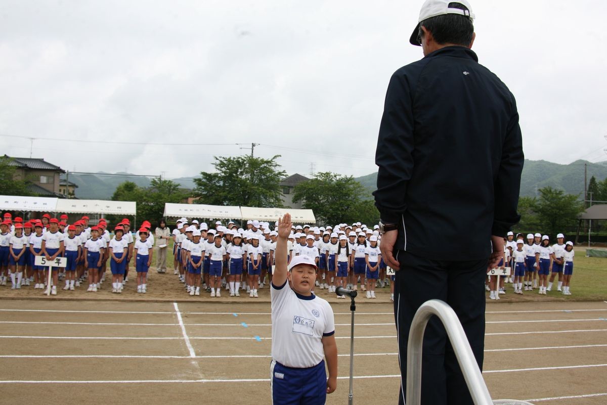 大野小学校校庭で行われた開会式で選手宣誓をする児童