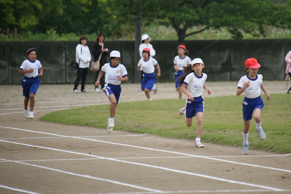 800メートル走を懸命に走る女子児童