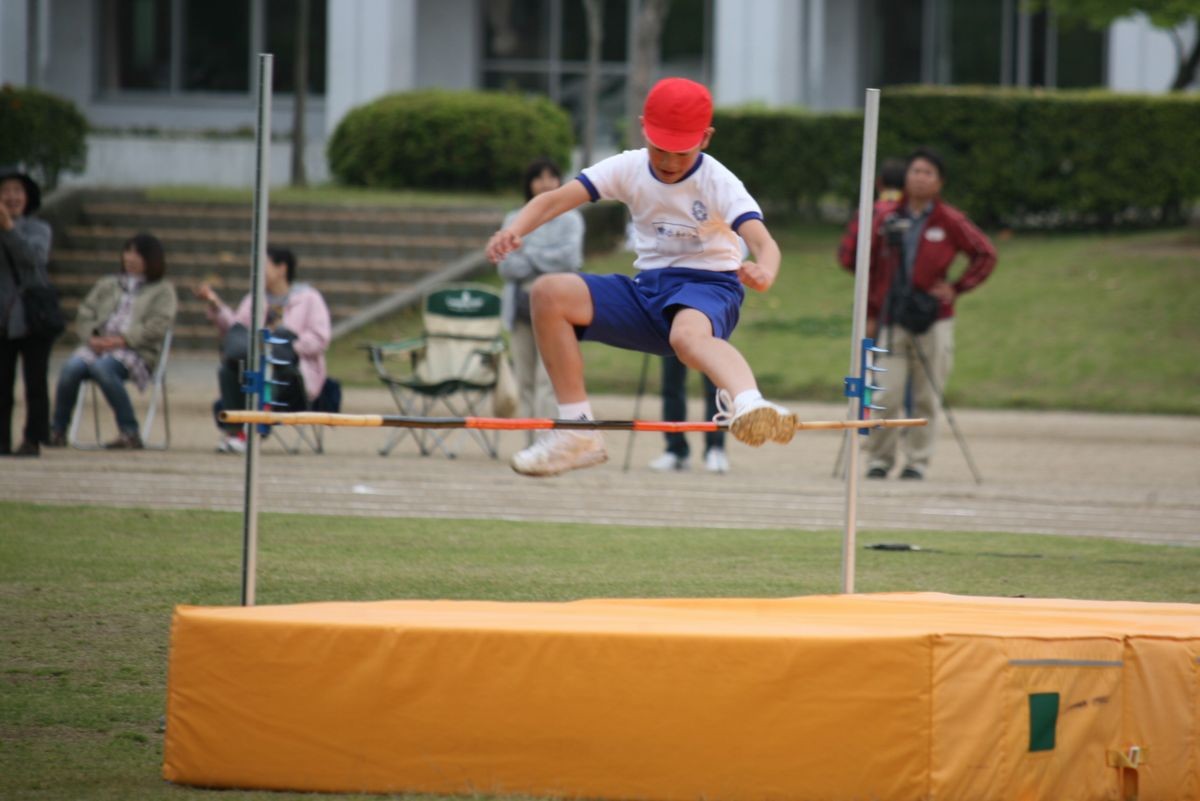 走り高跳びに挑戦する6年男子