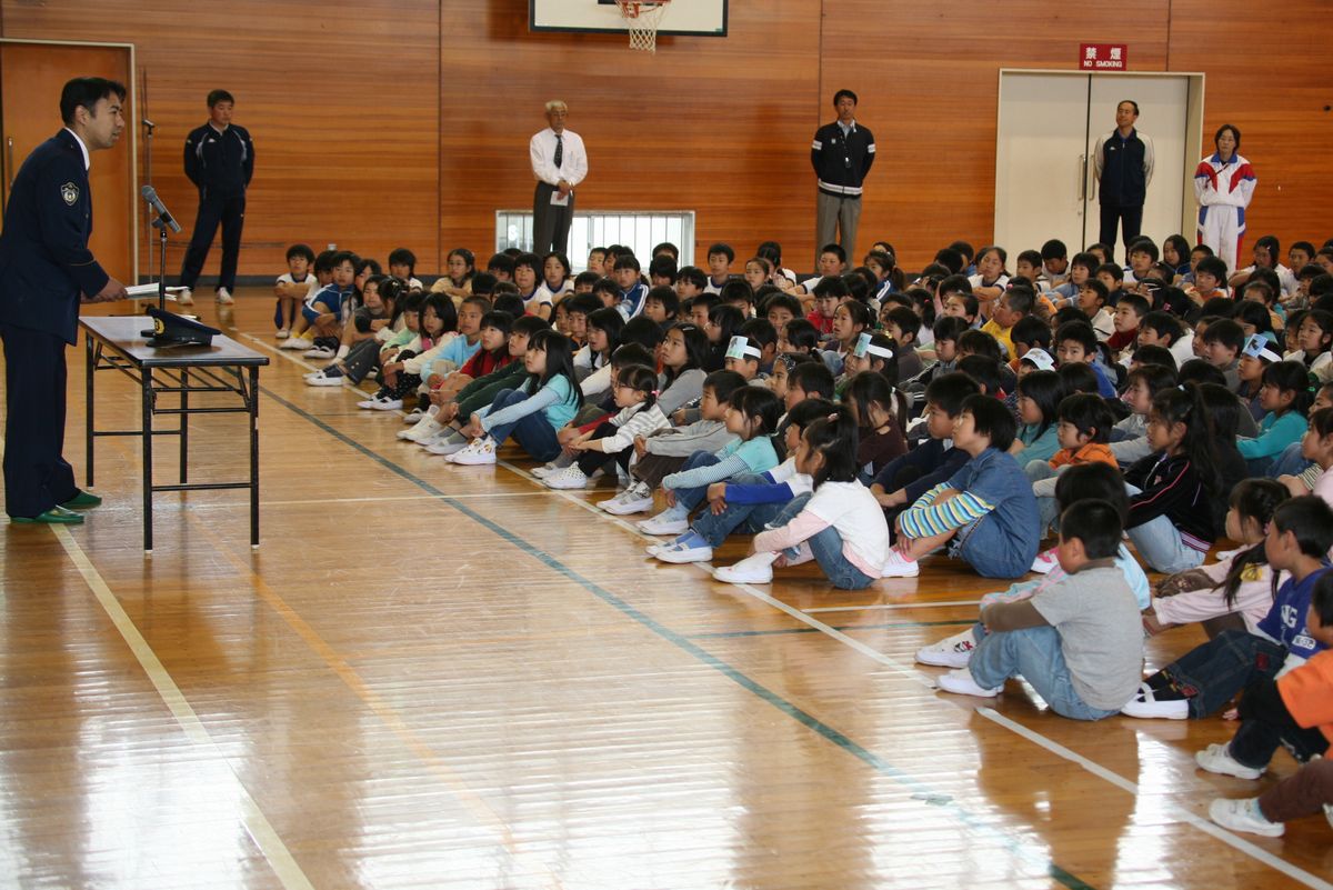 防犯についての話を聞く熊町小の全校児童