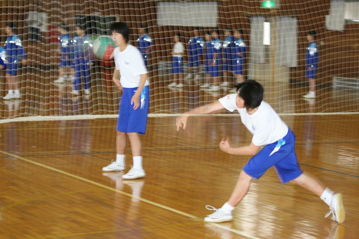 手に汗握る試合の女子ドッヂボールの試合