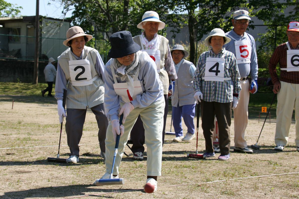 周りが見守る中、緊張の第一打を放つ参加者