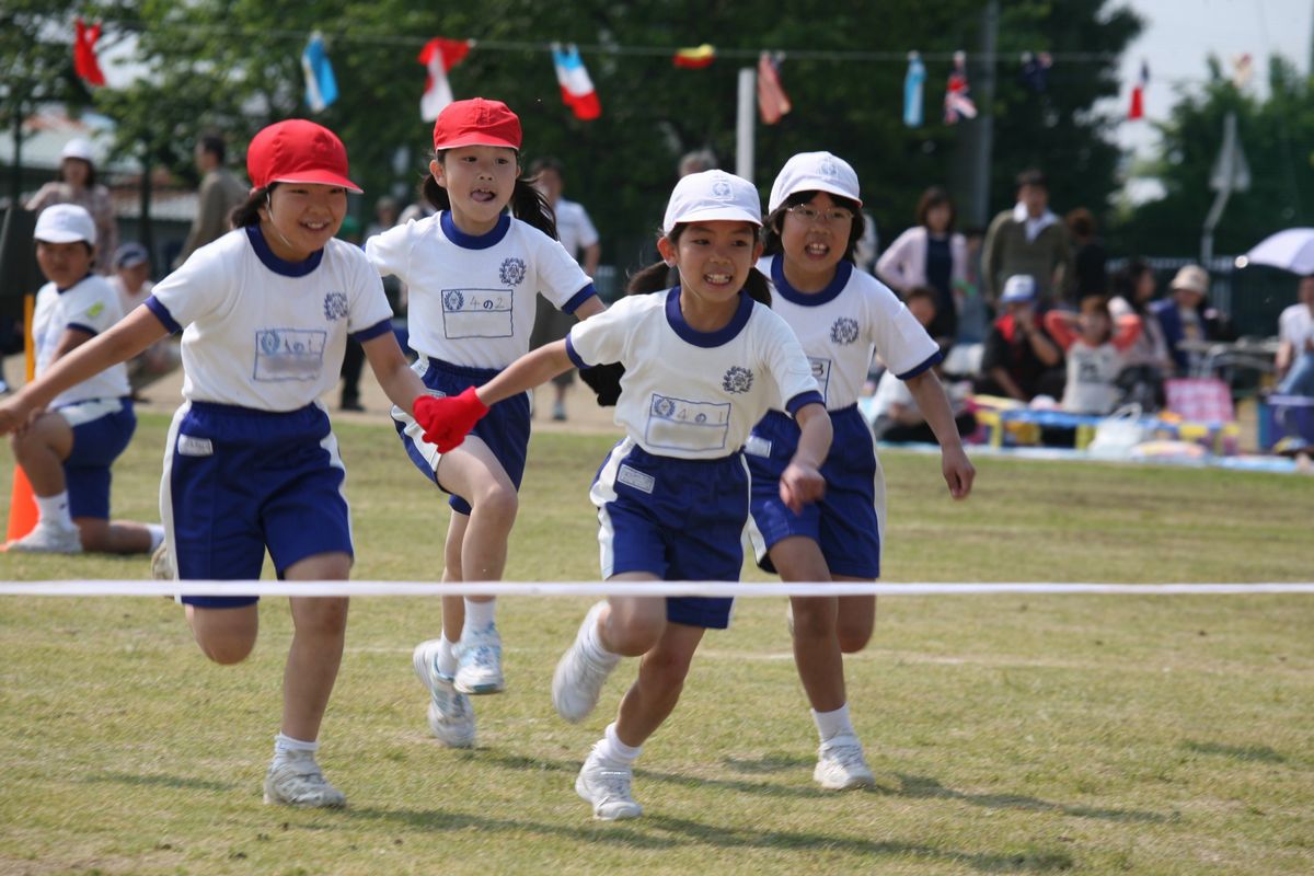 同じ色の手袋を付けた子と手を繋いでゴールします