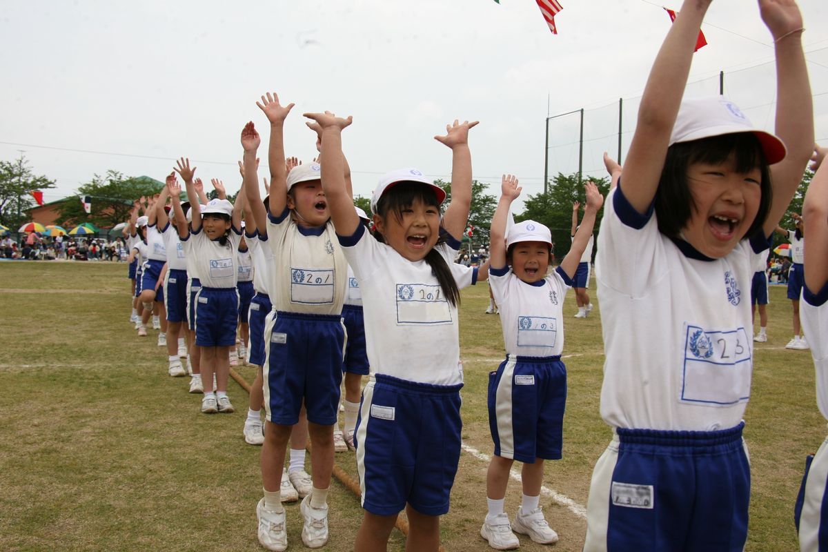 綱引きで見事に勝利し両手を上げて喜ぶ白組の1年生