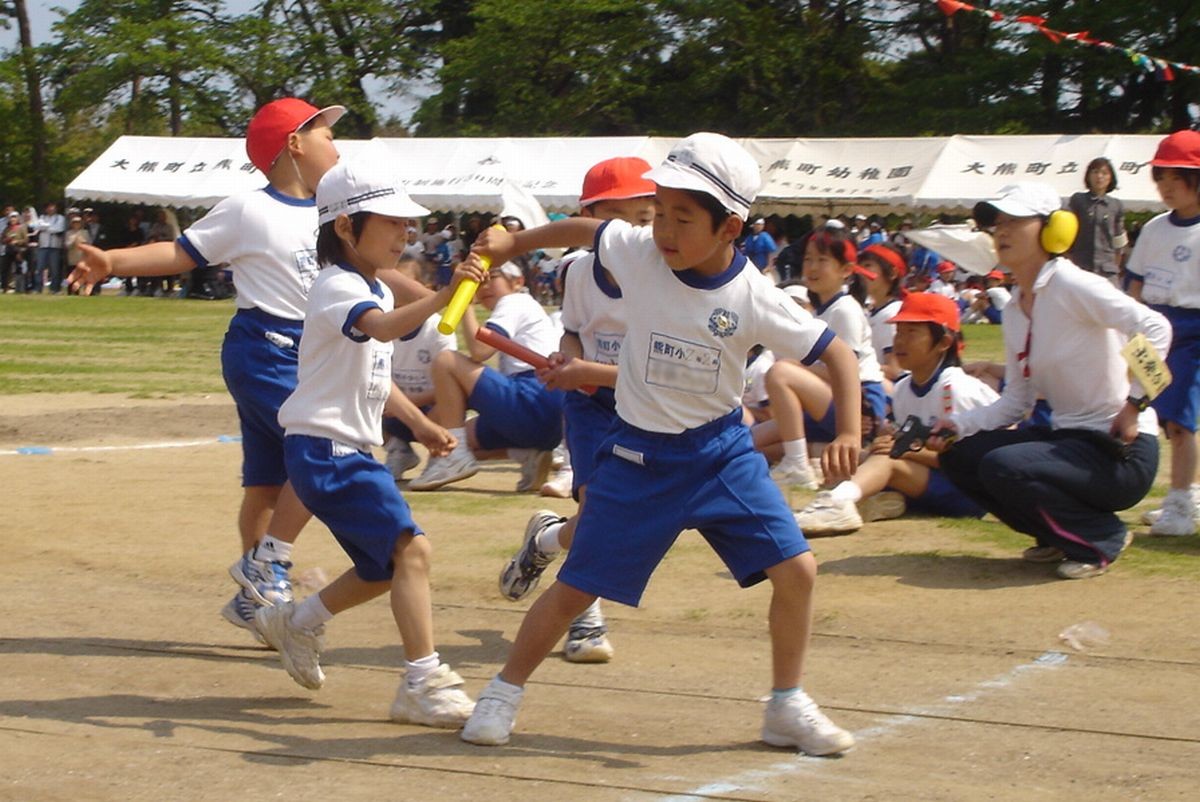 「下学年紅白対抗リレー」会場には歓声と盛大な応援の声が響き渡りました