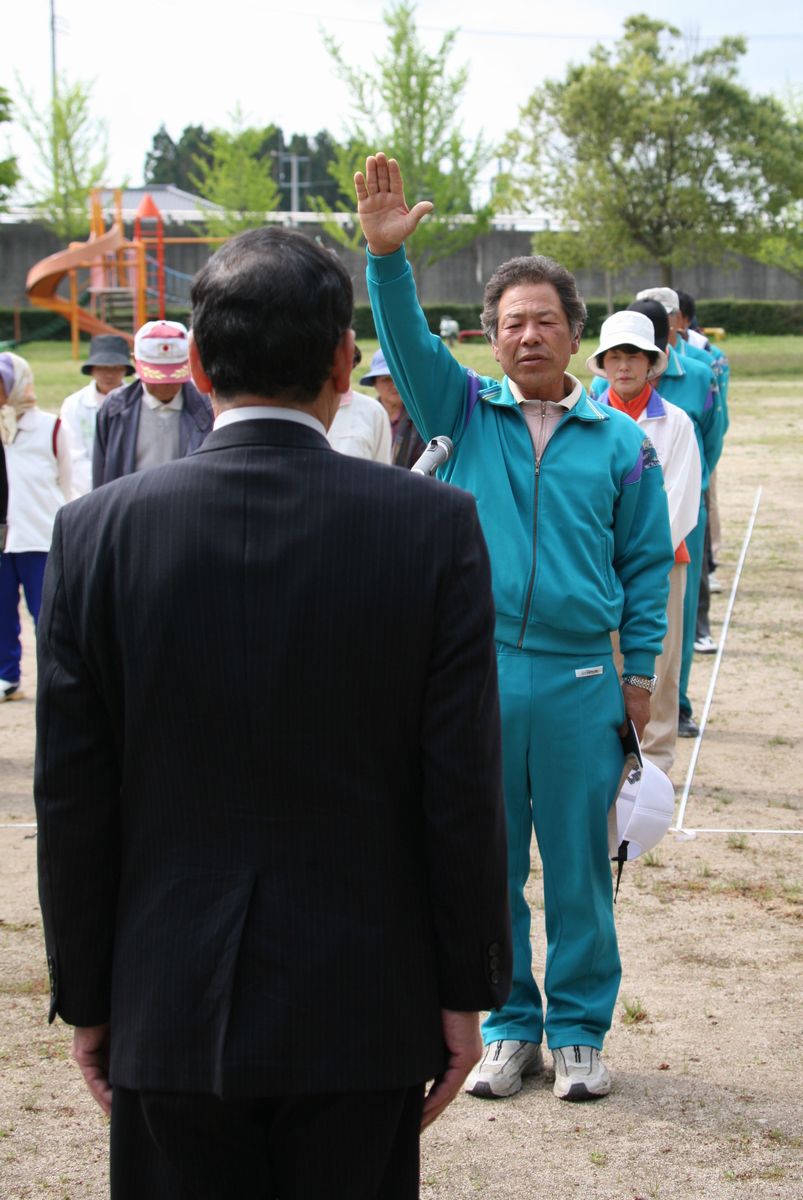 渡辺町長に選手宣誓をする参加者