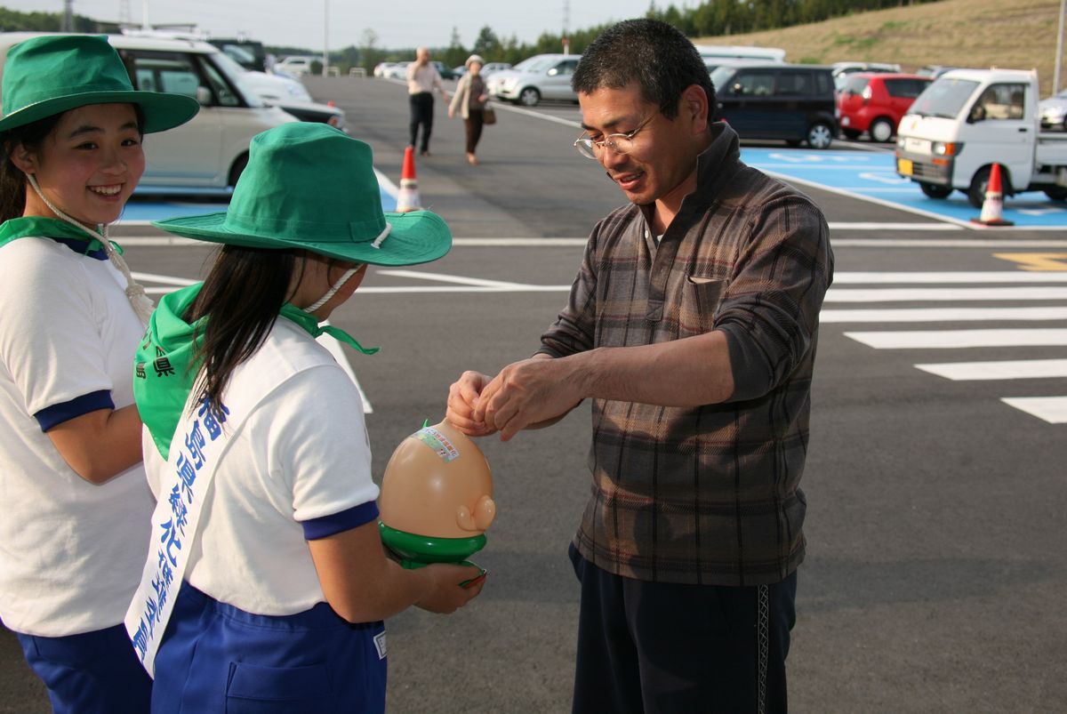 笑顔で募金に協力してくれた町民