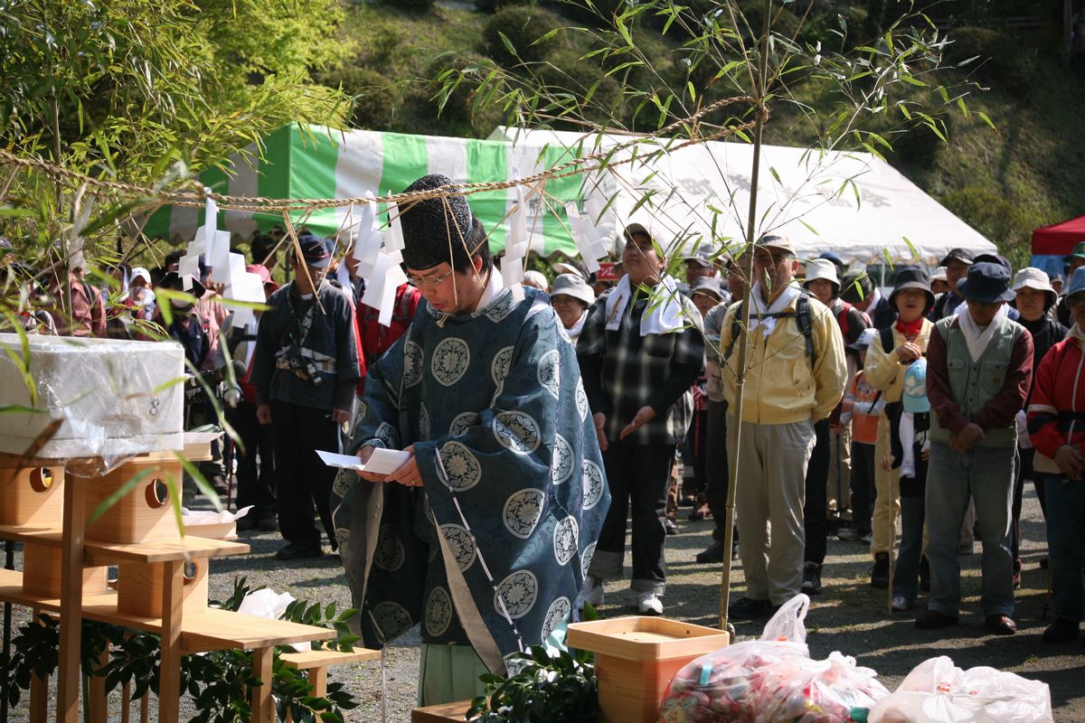 シーズン中の安全を祈願した宮司による神事