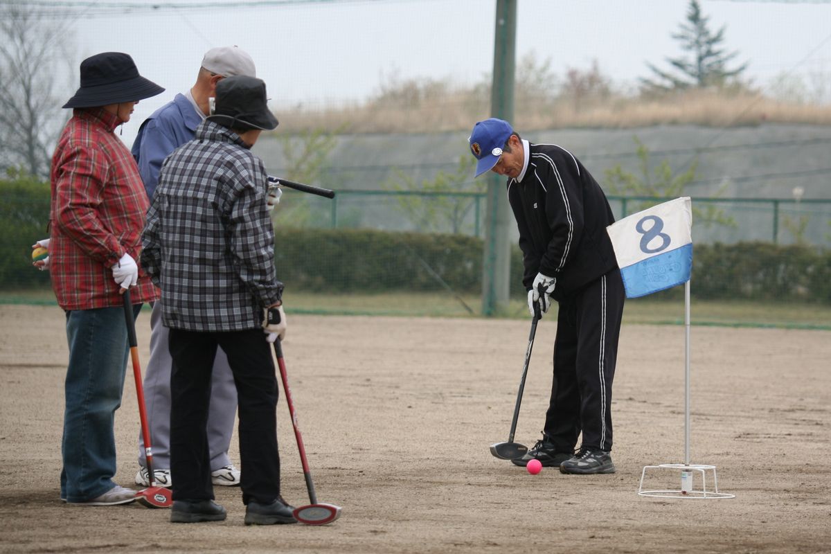 大会には108名が参加し、16組に分かれ芝と砂の2コースで競い合いました