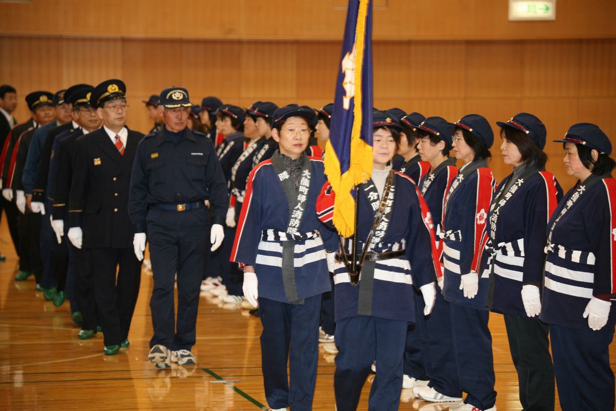 通常点検を受ける婦人消防隊の皆さん