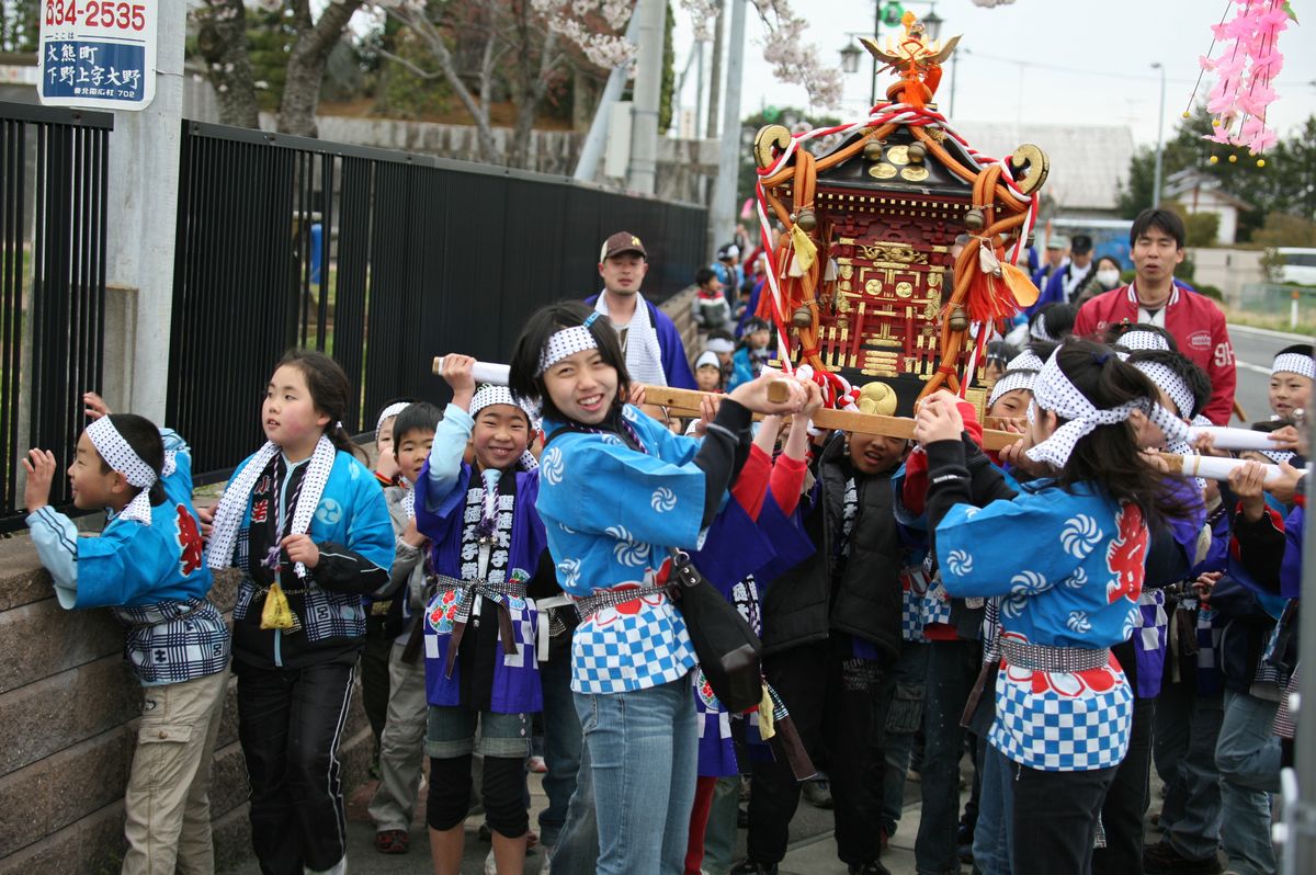 大野児童公園を通過する子ども神輿