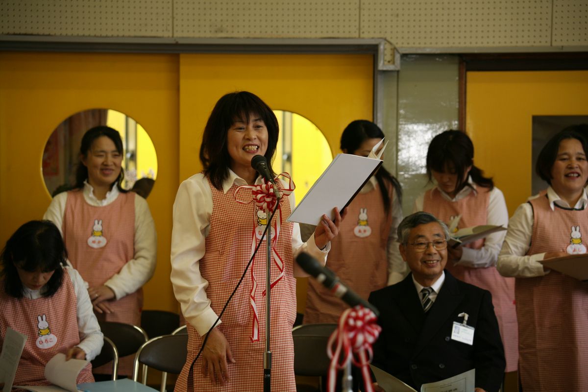 新入園児を優しく迎える先生方