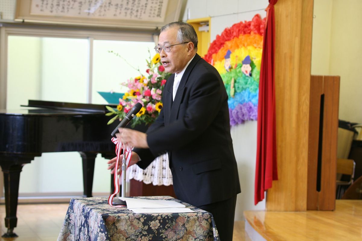 お祝いの言葉を述べる武内教育長