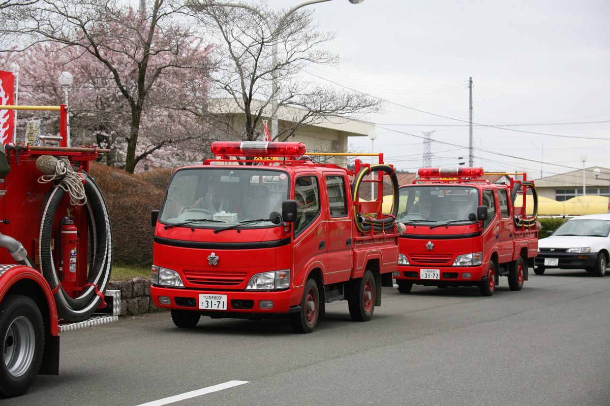 町の広報車を先頭に、福島県、広域消防本部、町消防団消防車に分乗し、2班に分かれて町内全域を回り林野火災の防止を訴えました