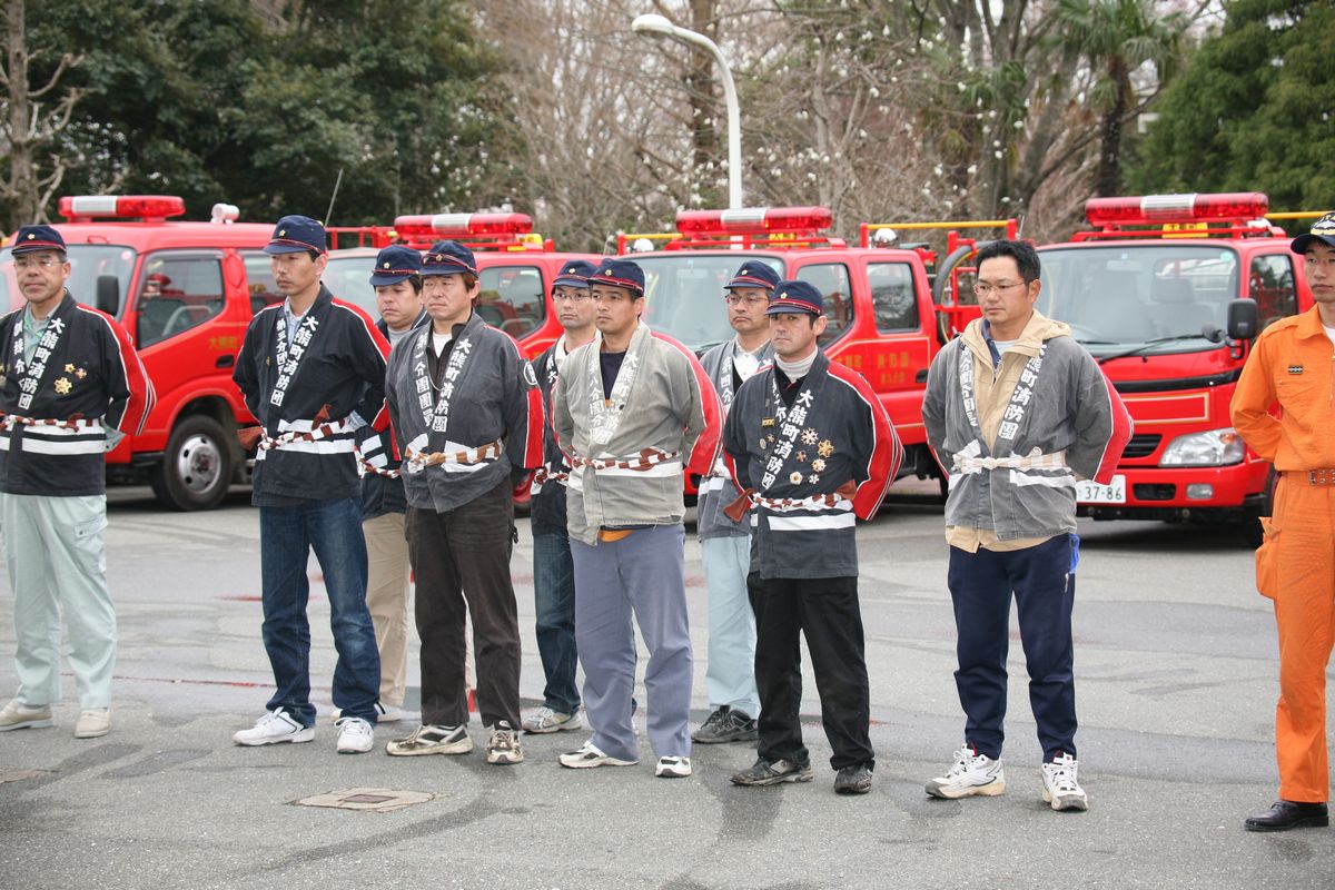 出発式に臨む町の消防団員