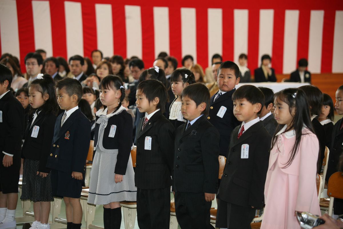 真剣な眼差しで入学式に臨む新1年生