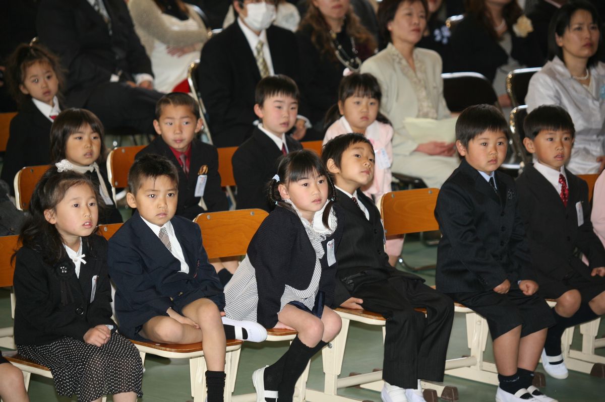 小学校での色々な行事を紹介する上級生を真剣に見る新1年生